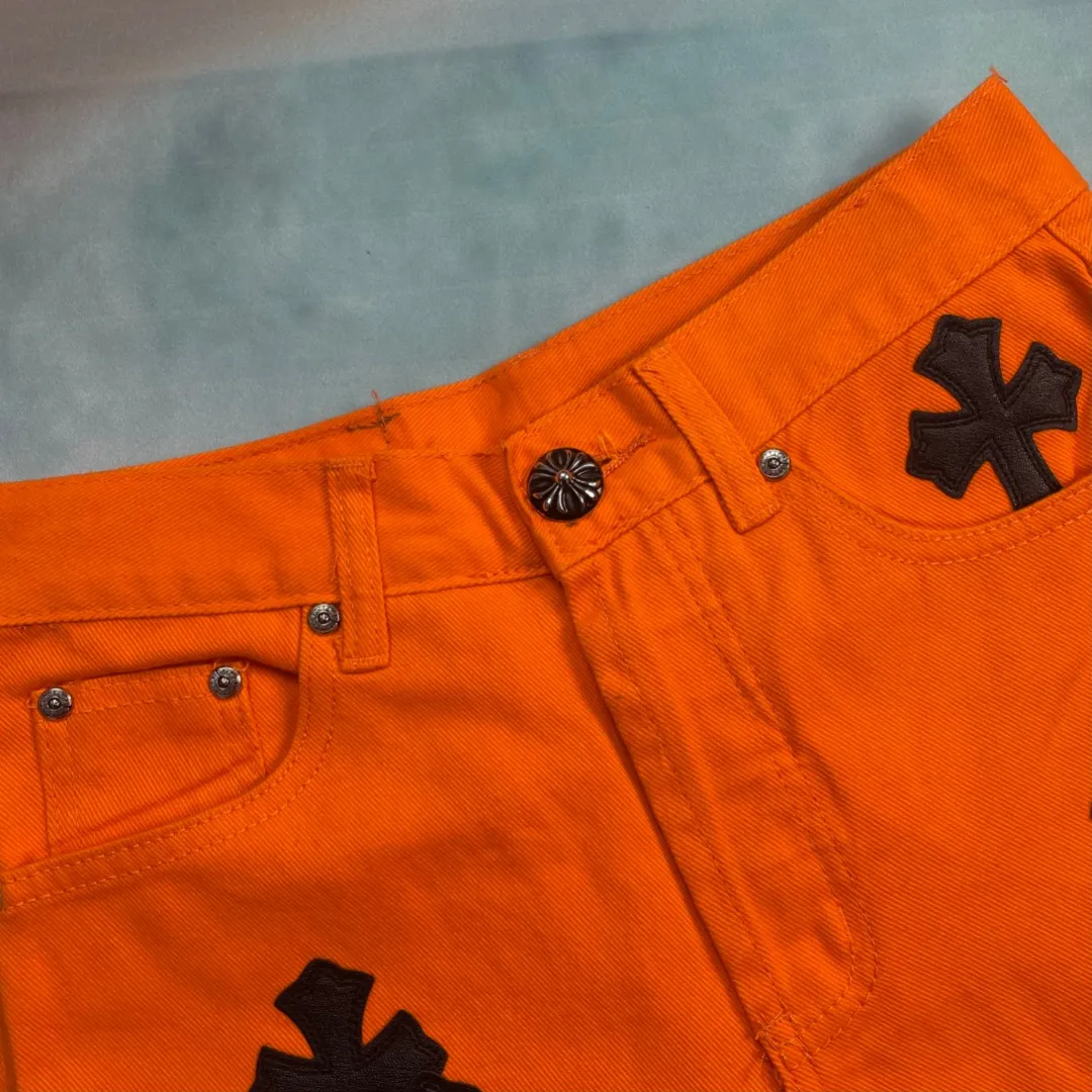 🅿️280 🔘Style No.-KL159 🔘Cro Heart𝐂𝐡𝐫𝐨𝐦𝐞 𝐇𝐞𝐚𝐫𝐭 Orange Cow King patchwork leather cross flared jeans* This Crow Heart orange Cow King jeans are really a treasure in the fashion circle! It is made of high-quality denim fabric, which is very thick and has great texture. The bright orange color is particularly eye-catching, and it will definitely turn heads when walking on the street! The black cross element on the top is the classic logo of Crow Heart. The lambskin is accurately sewn on using laser alignment technology, which is particularly delicate. The hardware is also specially customized, durable and stylish. The overall distressed and washed process makes the pants full of retro charm, and the texture of each pair is unique. To match, wear a simple white cotton short T-shirt and a pair of white shoes to look youthful and fashionable. If you want to be cooler, wear a black leather jacket and Martin boots to instantly become a street trendy person! It can be worn by both men and women, and it is even more eye-catching when couples wear it together, easily becoming the focus of fashion!  Size: S M L XL (28.30.32.34) Color: Orange